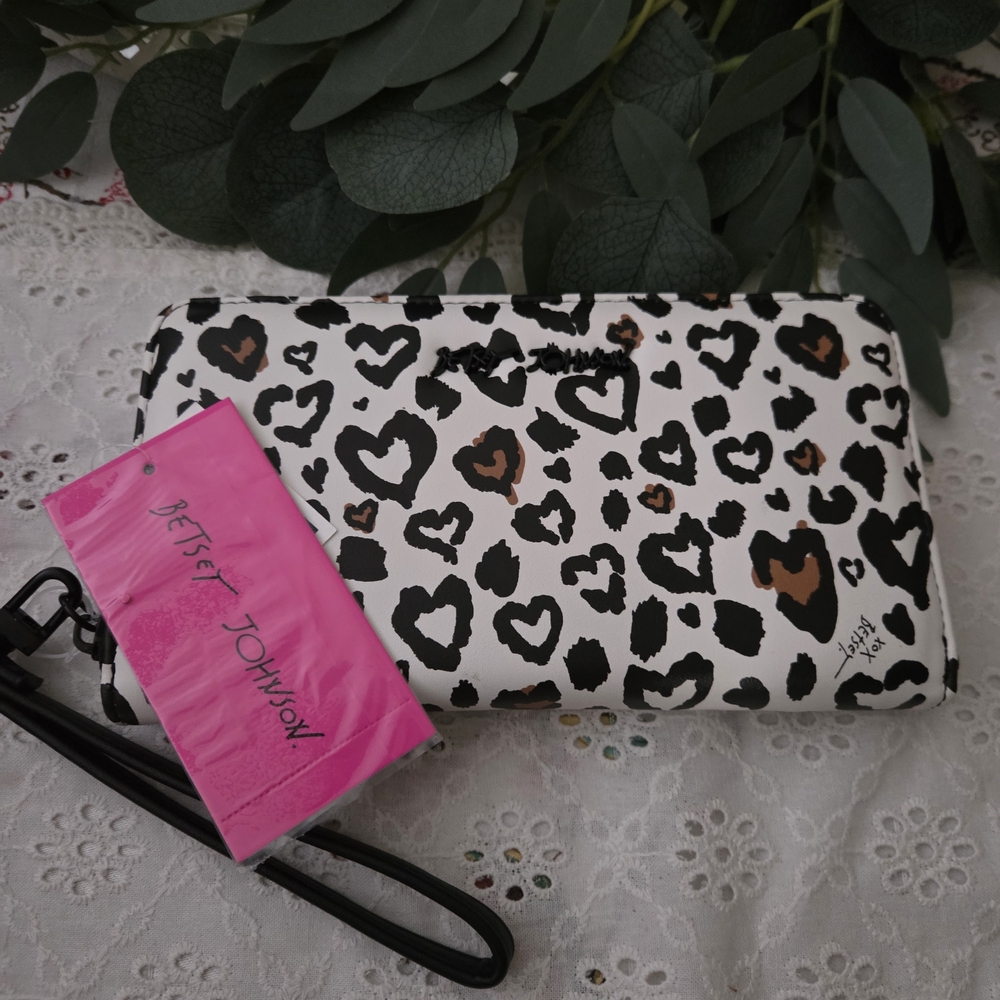 Betsey Johnson Black and White Heart Print Wallet - Picture 2 of 6